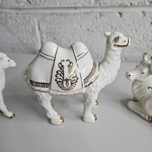 Bon Ton Set of 3 Jade Porcelain Nativity Animals. - Picture 4 of 7
